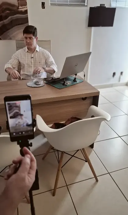 Gravação de vídeo de cliente com celular no tripé