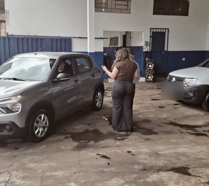 Maibi gravando cena com carro em cliente